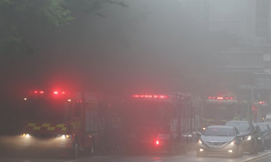 15일 서울 동대문구 용두동 환경자원센터에서 화재가 발생해 연기가 치솟고 있다. 뉴스1