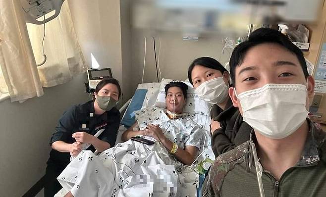 글 작성자 A씨가 페이스북을 통해 공개한 사진. 사연의 주인공인 A씨의 아들 B씨가 병원 침실에 누워있고, 동료 군인들이 주변을 둘러싸고 서 있다. /사진=페이스북 캡처