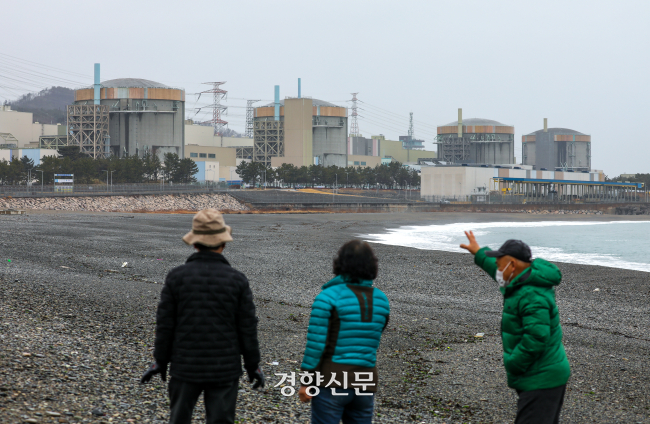 경북 경주시 양남면 나아리 주민들이 2021년 2월 월성원전을 바라보며 이야기를 나누고 있다. 경향신문 자료사진. 기사 내용과 무관