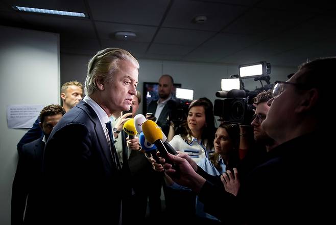 헤이르트 빌더르스 네덜란드 자유당(PVV) 대표가 15일(현지시간) 헤이그에서 기자들과 대화하고 있다.