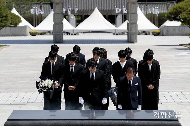 5·18 민주화운동기념일을 이틀 앞둔 16일 광주 북구 국립 5·18 민주묘지에서 송원대학교 학생들이 참배하고 있다. 문재원 기자
