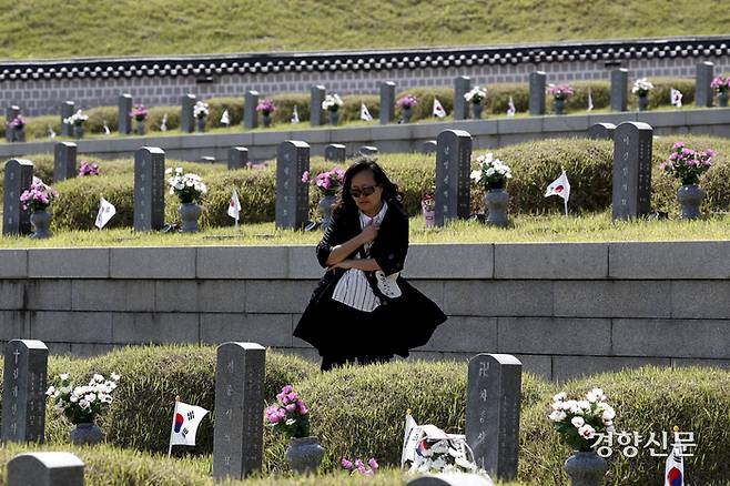 5·18 민주화운동기념일을 이틀 앞둔 16일 광주 북구 국립 5·18 민주묘지에서 한 추모객이 눈물을 흘리고 있다. 문재원 기자