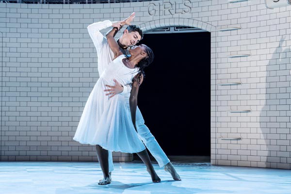 매튜 본의 ‘로미오와 줄리엣’을 상징하는 듀엣 춤 장면. 파리스 피츠패트릭(왼쪽)과 모니크 조나스가 열연하고 있다. 드림씨어터 제공