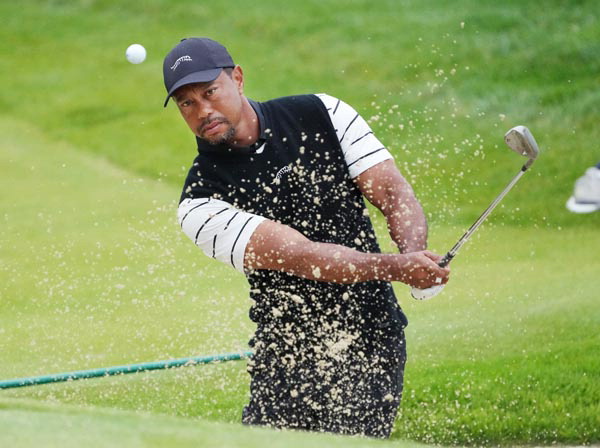 타이거 우즈가 15일(한국시간) PGA 챔피언십 개최지 미국 켄터키주 루이빌의 발할라 골프클럽에서 연습라운드를 가지며 벙커샷을 연마하고 있다. USA TODAY Sports 연합뉴스