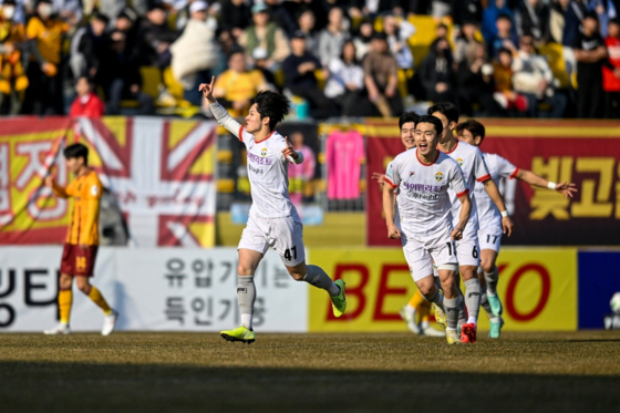 Gangwon FC winger Yang Min-hyuk celebrates during a K League 1 match against Gwangju FC at Gwangju Football Stadium in Gwangju on March 10. [GANGWON FC]