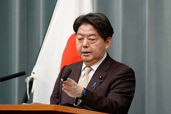 Japan’s chief cabinet secretary, Yoshimasa Hayashi, at a press briefing on Wednesday. [AFP/YONHAP]