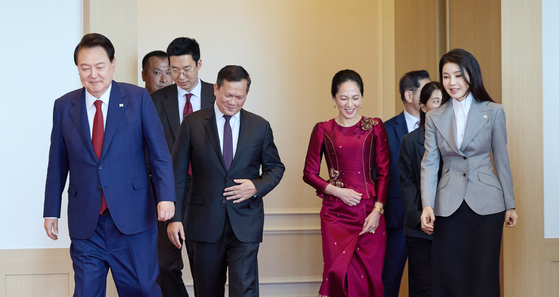 President Yoon Suk Yeol, left, and first lady Kim Keon Hee, right, walk out with Cambodia’s Prime Minister Hun Manet and first lady Pich Chanmony, center, after their luncheon at the presidential office in Yongsan, central Seoul, on Thursday. This marks the first time Kim has appeared at an official event in 153 days. [PRESIDENTIAL OFFICE]