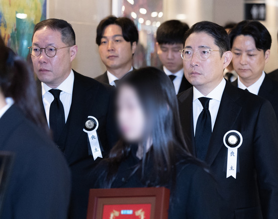 Hyosung Group chairman Cho Hyun-joon, pictured left, and vice chairman Cho Hyun-sang act as chief mourners for the funeral procession for their late father, Cho Suck-rai. [NEWS1]