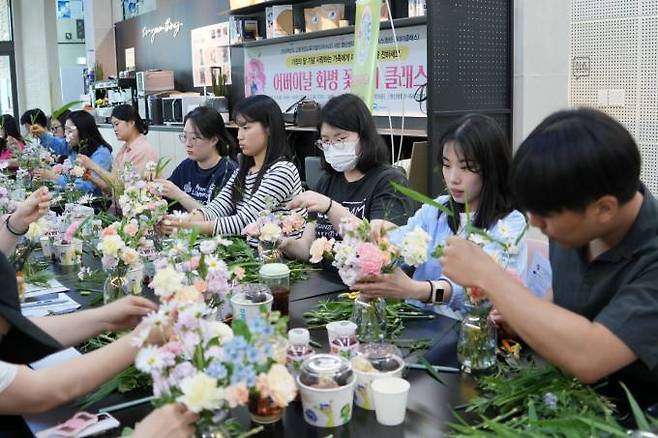 어버이날 화병 꽃 만들기를 하고 있는 모습. 계명문화대 제공