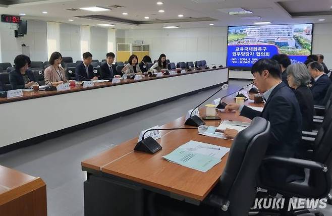 충남교육청은 16일 청내 제1회의실에서 교육국제화특구 업무담당자 21명을 대상으로 협의회를 개최했다. 