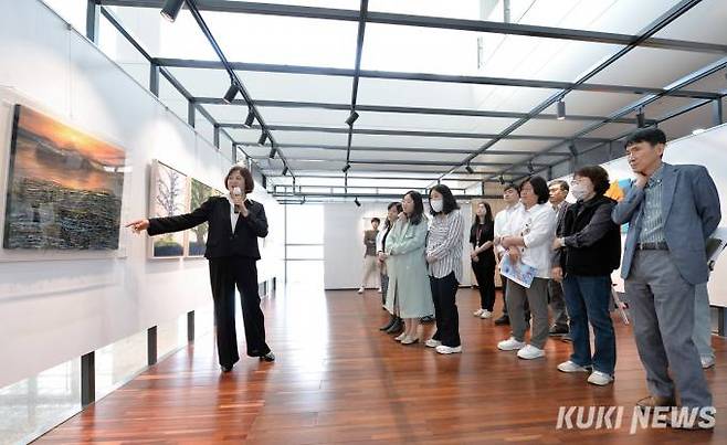 충남도의회는 16일 의회 1층 다움아트홀에서 5차 전시 ‘고승현 섬유미술전 2024’의 고 작가와 만남의 시간을 가졌다.