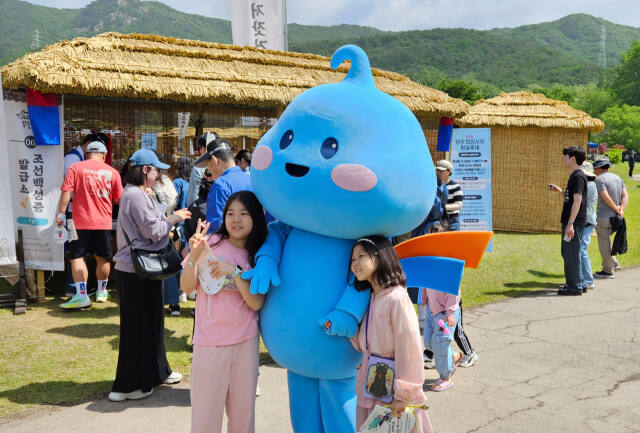 양주 왕실축제장을 찾은 어린이들이 한국수자원공사 캐릭터인 방울이와 사진을 찍고 있다. 양주수도지사 제공
