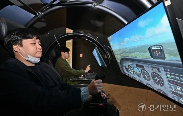 한국항공대학교 항공우주박물관에서 학생들이 비행 시뮬레이터를 체험하고 있다. 윤원규기자