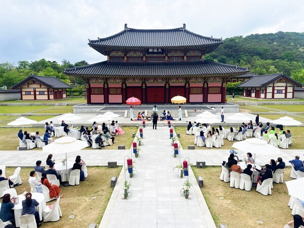 지난 11일 영국 신랑과 한국 신부가 가야왕궁을 배경으로 특별한 웨딩사진을 촬영하고 가야왕궁 결혼식을 했다. /김해문화재단