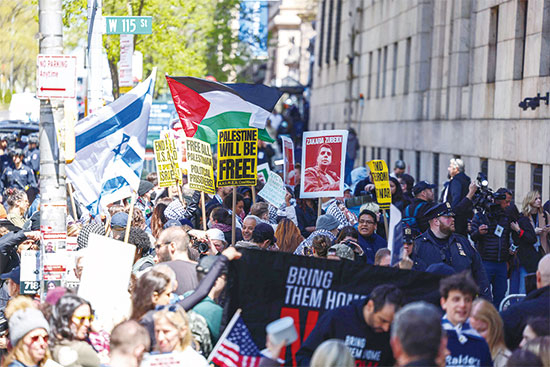 최근 미국 뉴욕 컬럼비아대 입구 앞에서 친(親)팔레스타인 단체와 친이스라엘 단체가 맞닥뜨린 모습. (AFP)