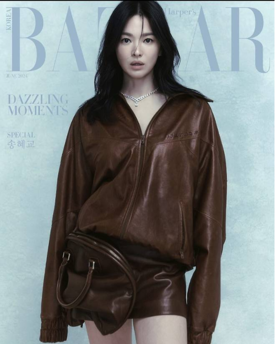 송혜교는 갈색 가죽 재킷과 미니스커트를 셋업으로 착용해 시크하고 도회적인 매력을 발산했다. 사진=송혜교 SNS