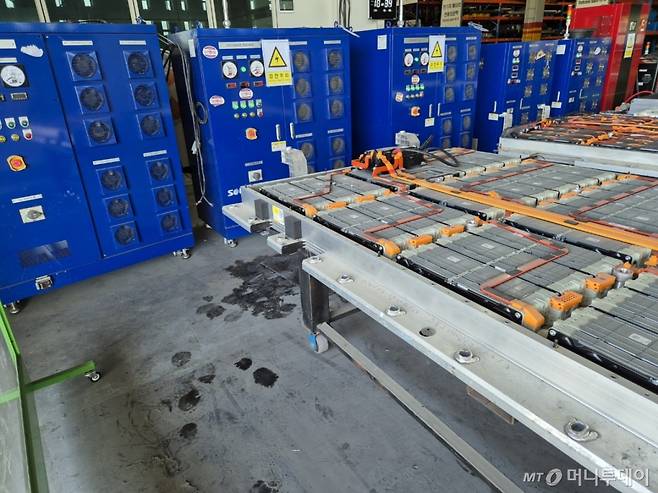 인선모터스 공장에서 방전설비가 폐전기차 배터리를 방전시키는 모습./사진=김성진 기자.