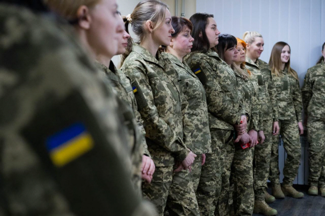 우크라이나 여군 병사들이 보급받은 여군 전용 군복을 입고 도열해 있다. 우크라이나는 지난 2월부터 야전에서 활동하는 여군들을 위한 여군 전용 군복을 보급하기 시작했다.   우크라이나 국방부 제공