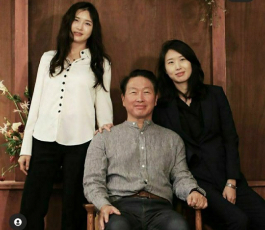 최태원(가운데) SK그룹 회장의 차녀 민정(오른쪽) 씨가 최근 결혼하는 것으로 알려졌다. 사진은 지난 2020년 창업지원센터인 로컬라이즈 타운을 방문했던 최 회장과 딸들. 인스타그램 캡처