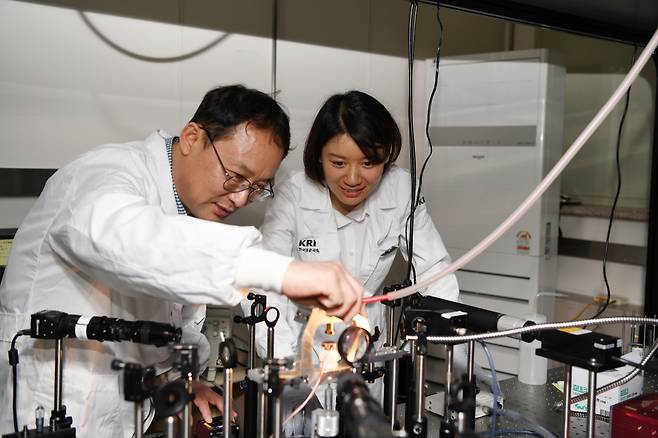 KRISS 연구진이 정전기 공중부양장치를 통해 구현한 초과포화 환경에서 수용액을 분석하고 있다.[KRISS 제공]