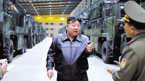 김정은 북한 국무위원장이 14일 인민군 중요 화력타격 임무를 담당하는 미사일 연합부대에 새로 배치할 전술미사일 무기체계를 점검했다고 조선중앙TV가 15일 전했다. [연합]