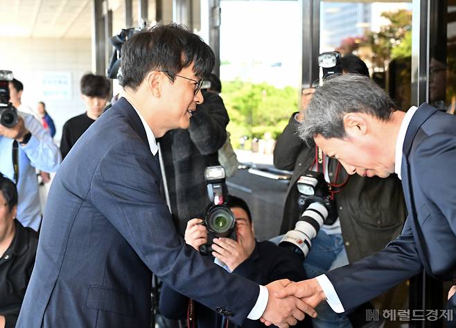 이창수(왼쪽) 신임 서울중앙지검장이 16일 오전 서울 서초구 서울중앙지검으로 출근하며 관계자와 악수하고 있다. 임세준 기자