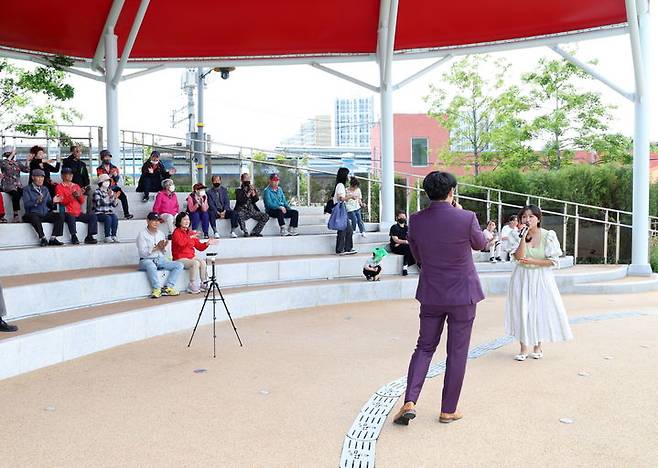 [태안=뉴시스] 지난해 태안군 태안읍 중앙로 광장에서 예술인들이 주말 상설공연을 펼치고 있다. (사진=태안군 제공) 2024.05.16. *재판매 및 DB 금지
