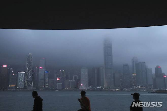 [홍콩=AP/뉴시스] 중국의 디지털 위안화가 대륙 이외 처음으로 홍콩에서도 사용될 전망이다. 2020년 5월 홍콩 빅토리아 항구 해안가 모습. 2024.05.16