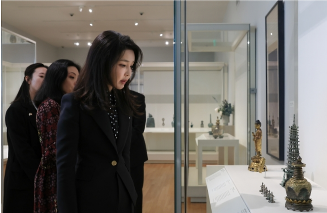 김건희 여사가 지난해 4월28일(현지시간) 미국 보스턴미술관을 찾아 한국실을 둘러보고 있다. 대통령실 제공