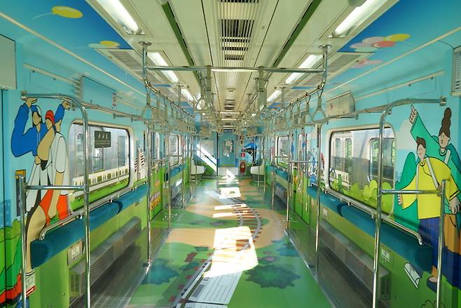 서울교통공사가 16일 출근시간대부터 시범 운행을 시작하는 서울지하철 7호선의 ‘의자 없는 열차’ 객실 내부 모습. 공사 제공 