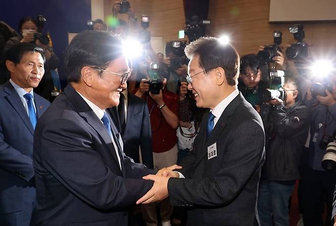 우원식 더불어민주당 의원이 16일 오전 서울 여의도 국회 의원회관에서 열린 제22대 국회 전반기 국회의장단 후보 선출 당선자 총회에서 국회의장 후보로 선출된 후, 이재명 대표와 악수하고 있다. 뉴시스