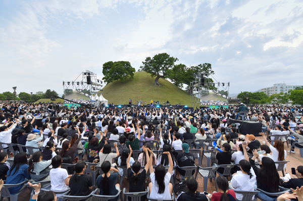 한수원은 지난 15일 경주 봉황대에서 문화예술공연을 개최하고 있다. 한수원 제공
