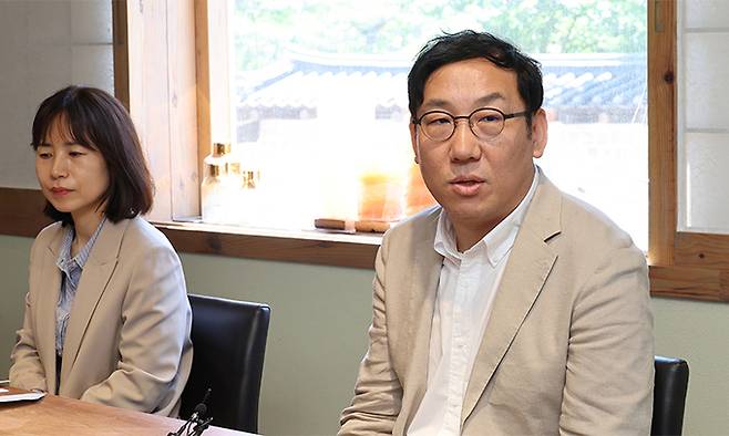 제20회 세계문학상 수상자 임택수(오른쪽) 작가가 16일 서울 광화문 달개비에서 열린 기자간담회에서 기자들의 질문에 답하고 있다. 이제원 선임기자