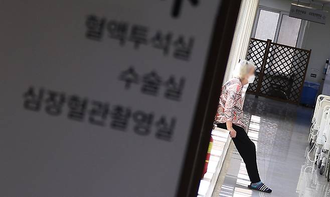 대구 한 대학병원에서 한 내원객이 창가에 앉아 휴식을 취하고 있다. 연합뉴스