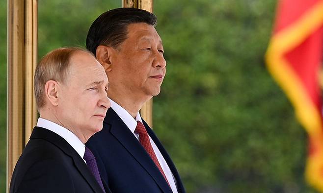 블라디미르 푸틴(왼쪽) 러시아 대통령이 16일 시진핑 중국 국가주석과 함께 중국 베이징에서 열린 공식 환영식에 참석하고 있다. AP뉴시스