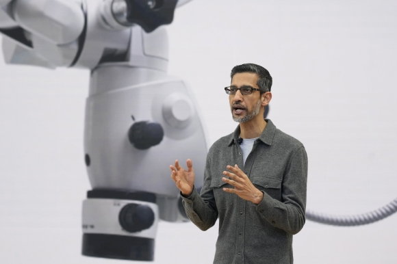 순다르 피차이 구글 최고경영자(CEO)가 14일(현지시간) 미국 캘리포니아주 마운틴뷰에서 생성형 인공지능(AI) ‘제미나이’를 탑재한 검색엔진 출시를 알리고 있다. 마운틴뷰 AP 연합뉴스