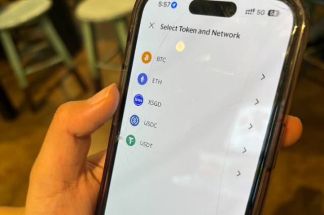 그랩 싱가포르에서는 비트코인·이더리움 등 가상자산도 충전해 결제에 사용할 수 있다. 사진은 기자의 그랩 애플리케이션에 표시된 가상자산 충전 메뉴. 도예리 기자