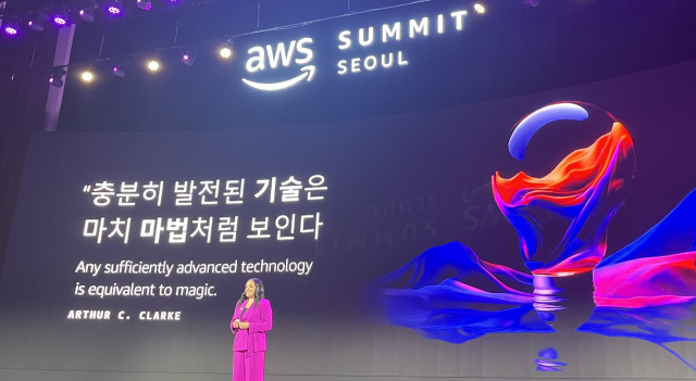 ‘AWS 서밋 서울 2024’에서 프란체스카 바스케즈 AWS 프로페셔널 서비스 및 생성형 AI 혁신센터 부사장이 기조연설을 하고 있다. 양지혜 기자