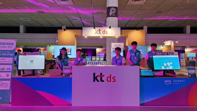 KT DS는 16일 서울 강남구 코엑스에서 아마존웹서비스(AWS)가 개최한 ‘AWS 서밋 서울 2024’에 참가해 생성형 인공지능(AI) 등 기업의 디지털전환(DX) 기술은 선보였다고 밝혔다. 사진 제공=KT DS