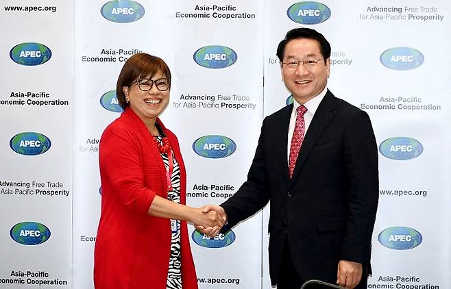유정복 시장이 2022년 9월16일 싱가포르에 있는 APEC 사무국에서 파티마 스타 마리아(Datuk Dr Rebecca Fatima Sta Maria) 사무총장과 기념촬영을 하고 있다. Ⓒ인천시