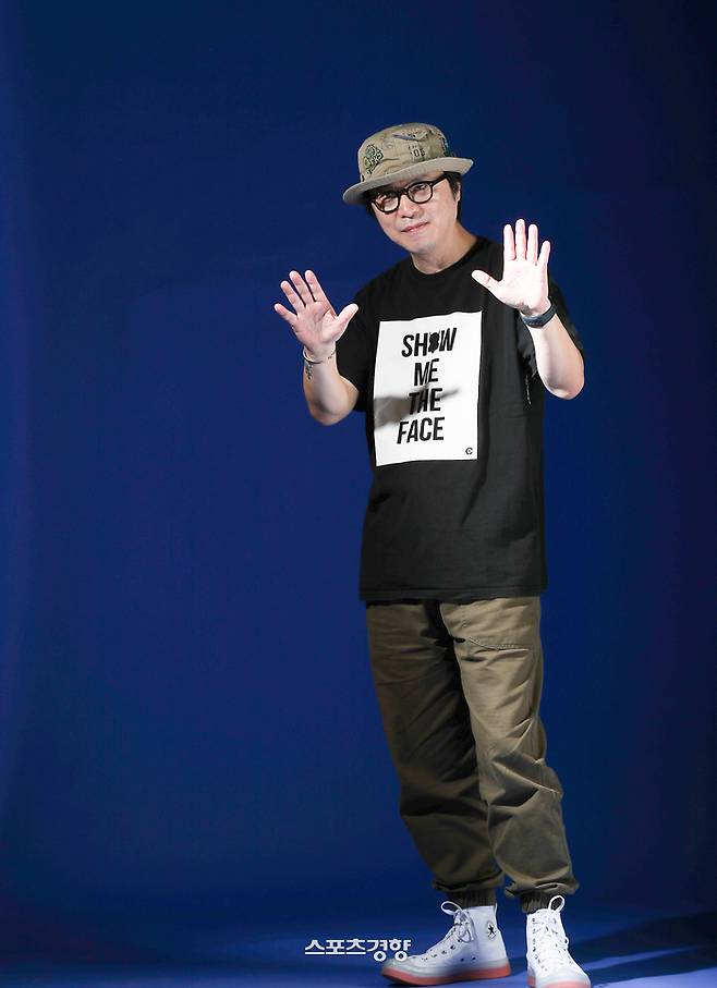 19금 영화 아이콘인 봉만대 감독이 2일 스포츠경향 창간 19주년을 맞아 가진 인터뷰에서 포즈를 취하고 있다. 2024.5.2. 정지윤 선임기자