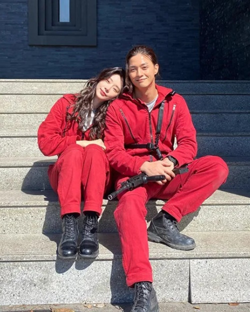 넷플릭스 시리즈 ‘종이의 집’에서 파격 베드신으로 화베를 모았던 배우 김지훈과 이주빈. SNS캡처