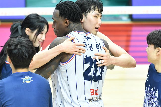 KCC 라건아(왼쪽)가 우승 후 송교창과 포옹하고 있다. /사진=KBL 제공
