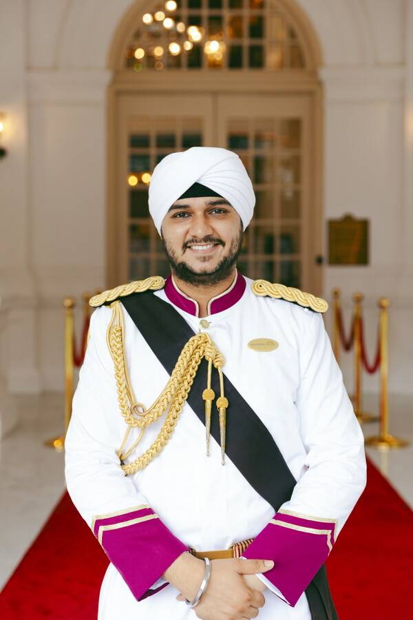 래플스 싱가포르에 입성하면 리버리드 시크 도어맨(Liveried Sikh Doormen)이 가장 먼저 여행자를 반긴다. 흰 터번과 제복은 래플스 싱가포르의 상징과도 같다