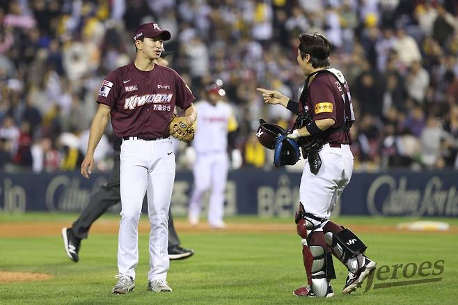 16일 서울 잠실구장에서 열린 2024 신한 SOL Bank KBO리그 키움 히어로즈와 LG 트윈스의 경기, 키움 마무리 주승우가 경기를 끝내고 포수 김재현과 대화를 하고 있다. 키움 히어로즈