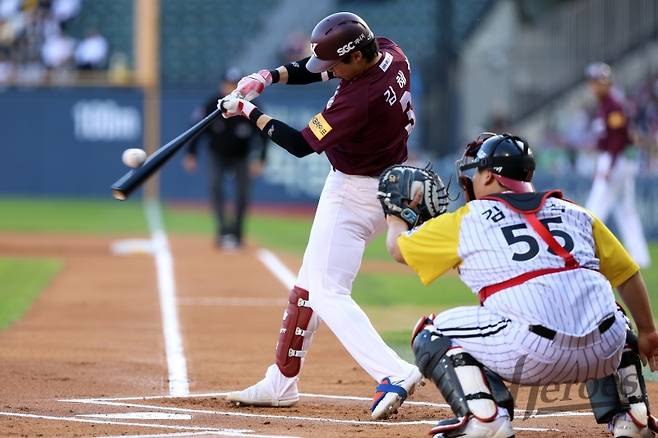 16일 서울 잠실구장에서 열린 2024 신한 SOL Bank KBO리그 키움 히어로즈와 LG 트윈스의 경기, 키움 김혜성이 타격을 하고 있다. 키움 히어로즈