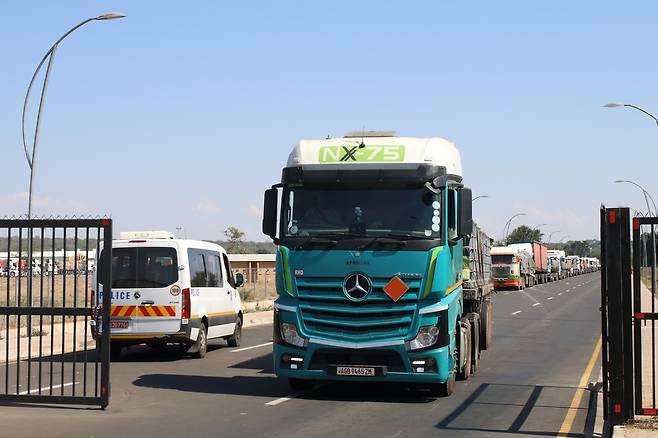 보츠와나서 잠비아로 이동하는 대형 트럭들 (카중굴라=연합뉴스) 성도현 기자 = 13일(현지시간) 카중굴라 대교를 통해 보츠와나에서 잠비아로 이동하려는 대형 트럭들이 보츠와나 국경 지역에서 통관 절차를 위해 기다리고 있다. 2024.5.16 raphael@yna.co.kr