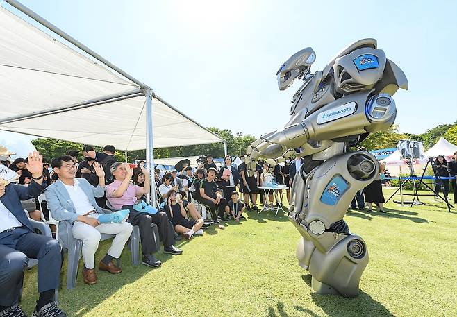 2023년 Y교육박람회에서 '타이탄 로봇쇼'를 관람 중인 이기재 양천구청장 [양천구 제공. 재판매 및 DB 금지]