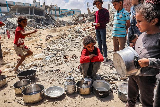 가자지구 남부 도시 칸유니스에서 식량 배급을 기다리는 아이들  [AFP=연합뉴스. 자료사진]