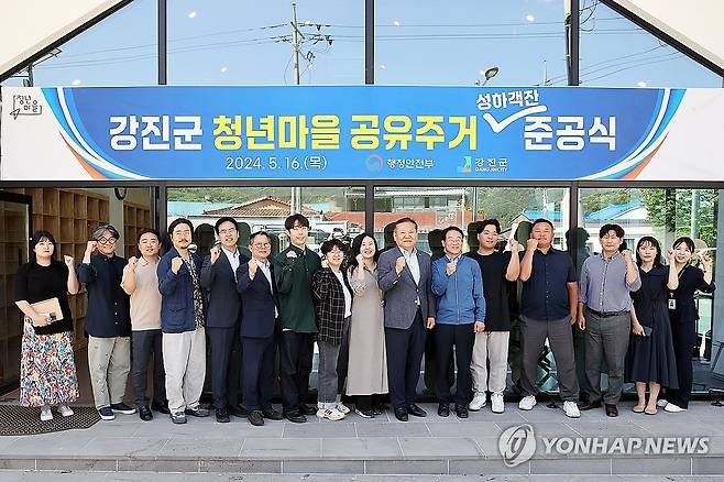 이상민 장관, 지역청년들과 간담회 진행 (서울=연합뉴스) 이상민 행정안전부 장관이 16일 전남 강진군을 방문, 청년마을 대표 및 지역청년들과 간담회 마친 뒤 기념 촬영하고 있다. 2024.5.16 [행정안전부 제공. 재판매 및 DB 금지] photo@yna.co.kr